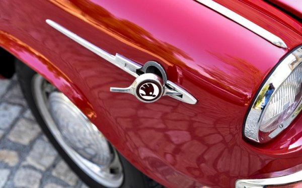 Зад емблемата се крие отворът на резервоара - стилно решение
